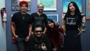 Para musisi Cella (gitaris) Kotak, Chua (basis) Kotak, Tantri (vokalis) Kotak, Yoyo Padi dan gitaris Indonesia, Aria Baron, melakukan kolaborasi dan menyuguhkan hiburan musik di panggung HUT SCTV ke-25. (Deki Prayoga/Bintang.com)