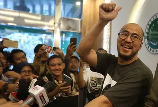 Kedatangannya untuk bersilaturahim terkait materi stand up comedy "Mens Rea" yang belakangan menjadi perhatian sejumlah pihak. Tampak dalam foto, komika, Pandji Pragiwaksono saat menjawab pertanyaan pewarta di Gedung Majelis Ulama Indonesia (MUI), Jakarta, Selasa (3/2/2026). (Kapanlagi.com/Budy Santoso)