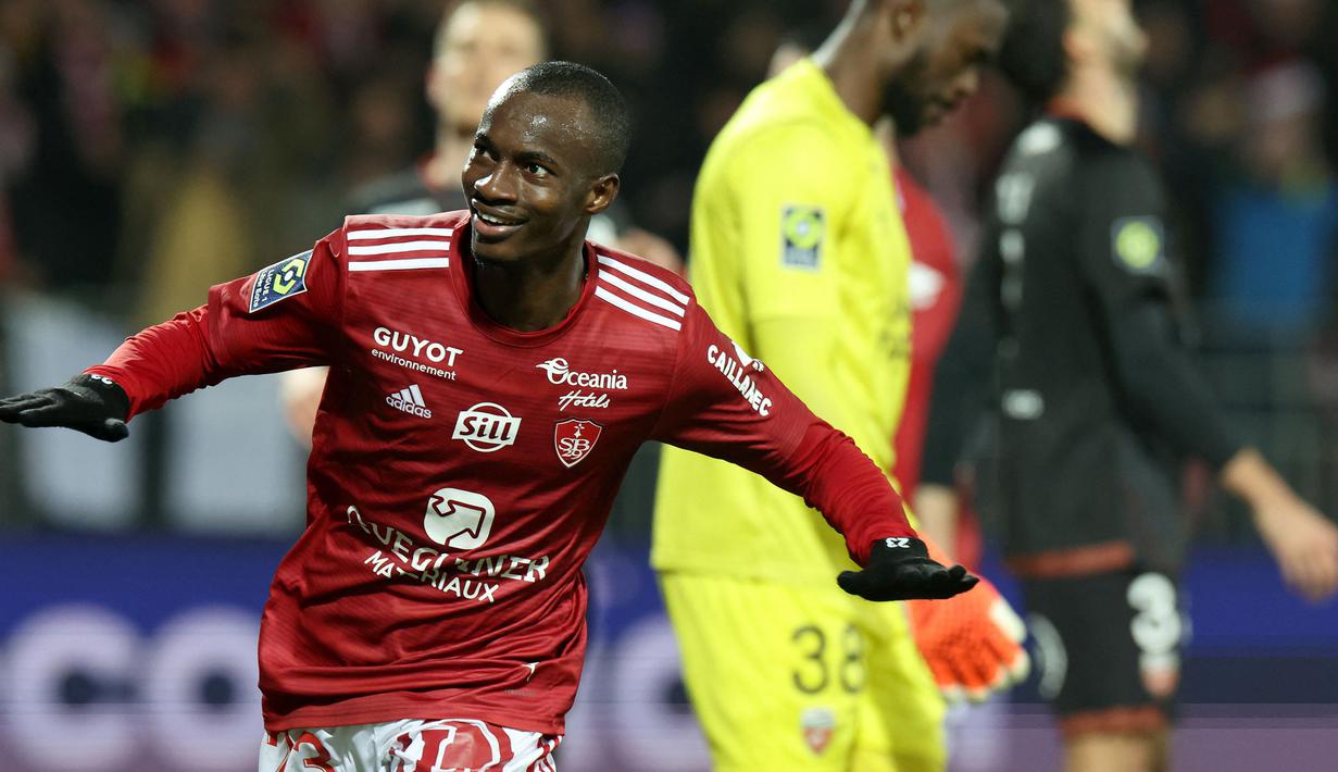 Pemain ketiga yang mencetak hattrick di Ligue 1 2023/2024 adalah gelandang serang Mali yang membela Stade Brestois dengan status pinjaman dari Stade Reims, Kamory Doumbia. Pemain yang dikontrak selama semusim ini membuat hattrick pada pekan ke-17 dengan membuat 4 gol (quattrick) saat menang 4-0 atas tamunya, FC Lorient (20/12/2023). Hingga pekan ke-23 Ligue 1 2023/2024 ia telah mencetak total 5 gol dan 2 assist dari 15 laga. (AFP/Fred Tanneau)