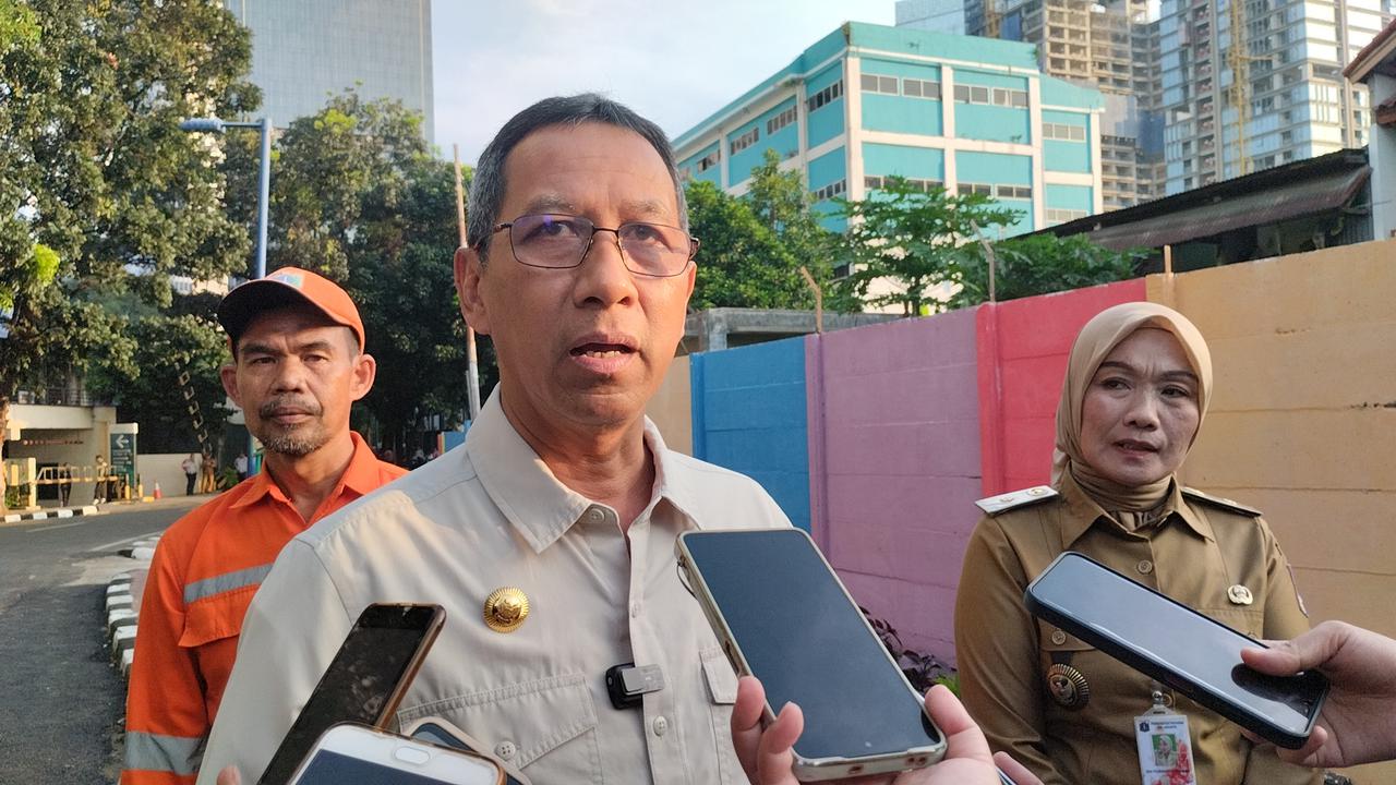 Penjabat (Pj) Gubernur DKI Jakarta Heru Budi Hartono saat ditemui wartawan usai meninjau jalur pejalan kaki (Pedestrian) di kawasan Kuningan Timur, Jakarta Selatan, Senin (12/6/2023).