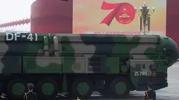 Rudal balistik antarbenua Dongfeng-41 (DF-41) melintas dalam parade militer di Beijing, 1 Oktober 2019. Dongfeng-41 atau DF-41, senjata yang disebut bisa menjangkau Amerika Serikat (AS) hanya dalam 30 menit. (AP/Mark Schiefelbein)