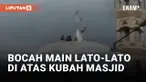 Ekstrem! Kubah Masjid Agung Baubau Dipakai Bocah Jadi Tempat Main Lato-lato