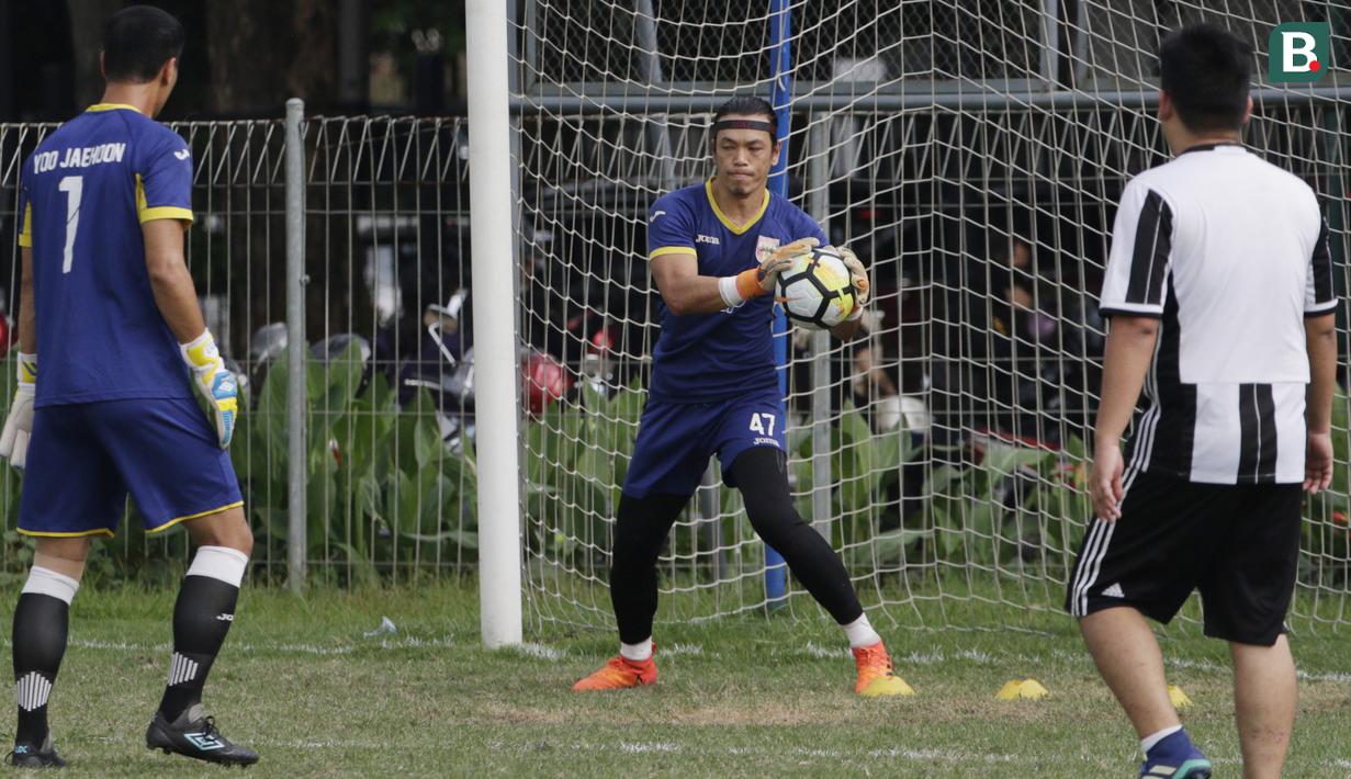 Kiper Mitra Kukar, Geri Mandagi, melakukan latihan jelang laga Liga 1 di Lapangan ABC, Senayan, Jakarta, Sabtu (08/12). Mitra Kukar akan berhadapan dengan Persija Jakarta. (Bola.com/M Iqbal Ichsan)