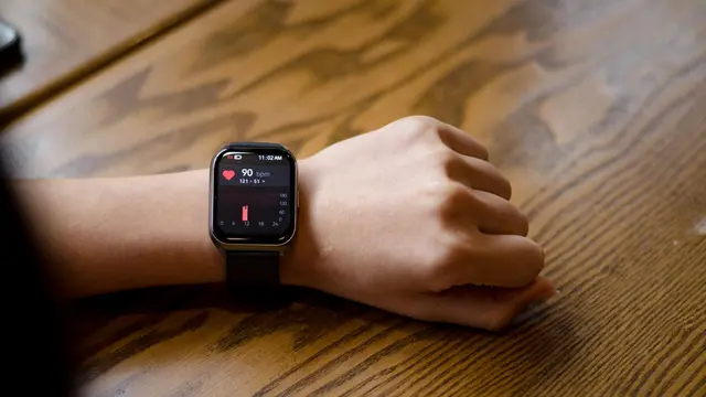 ciri orang yang selalu cek detak jantung di smartwatch