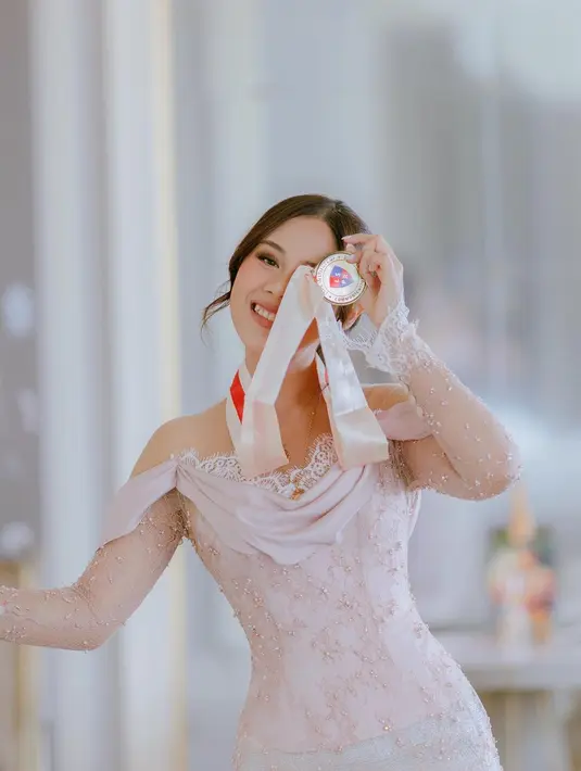 Rupanya kebaya tersebut terinspirasi dari Bridgerton dengan nuansa vintage. [instagram/cakecaine