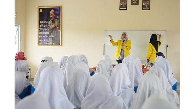 6 Potret Jialyka Maharani, Anggota DPD Termuda yang Pimpin Sidang Pelantikan