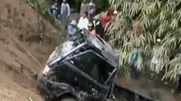 Meski kondisi mobil hancur, seluruh penumpang berhasil lolos dari kecelakaan.