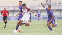 Pemain sayap PSM Makassar, Yakob Sayuri (tengah) mencoba melepaskan diri dari kejaran dua pemain bertahan Persita Tangerang dalam lanjutan laga BRI Liga 1 2023/2024 di Indomilk Arena, Tangerang, Senin (7/8/2023). (Dok. PSM Makassar)
