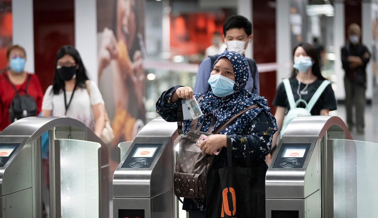Penumpang  keluar dari stasiun kereta Mass Rapid Transit di Kuala Lumpur, Malaysia, Senin, (4/5/2020). Banyak sektor bisnis dibuka kembali pada Senin di beberapa bagian Malaysia sejak penguncian sebagian virus dimulai 18 Maret. (AP/Vincent Thian)