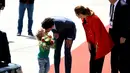 PM Kanada Justin Trudeau mencium sang putra, Hadrien, saat setibanya di Hamburg, Jerman, Kamis (6/7). PM Kanada membawa istri, Sophie Gregoire-Trudeau, dan putranya untuk menghadiri KTT G20. (PATRIK STOLLARZ / AFP)