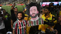 Bek Brasil Marcelo berfoto saat presentasi resminya sebagai pemain baru Fluminense di stadion Maracana di Rio de Janeiro, Brasil pada 10 Maret 2023. Marcelo, juara Eropa lima kali bersama Real Madrid, bergabung dengan Fluminense hingga Desember 2024. (AFP/Carl De Souza)