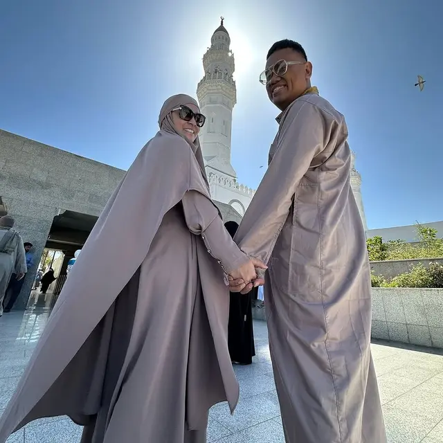 6 Potret Astrid Kuya Umrah di Bulan Ramadan,
