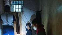 Petugas mengecek pentilasi berterali besi yang dibobol tahanan kabur di Rutan Pekanbaru. (Liputan6.com/Istimewa)