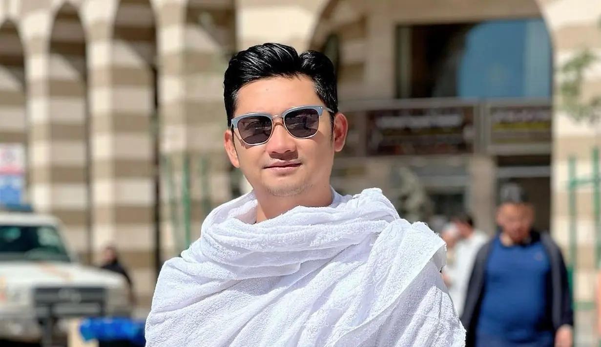 Mantan manajer Dewi Perssik itu menceritakan proses perkenalan perempuan yang masih di rahasiakan tersebut. 
 [Instagram/anggawijaya88]