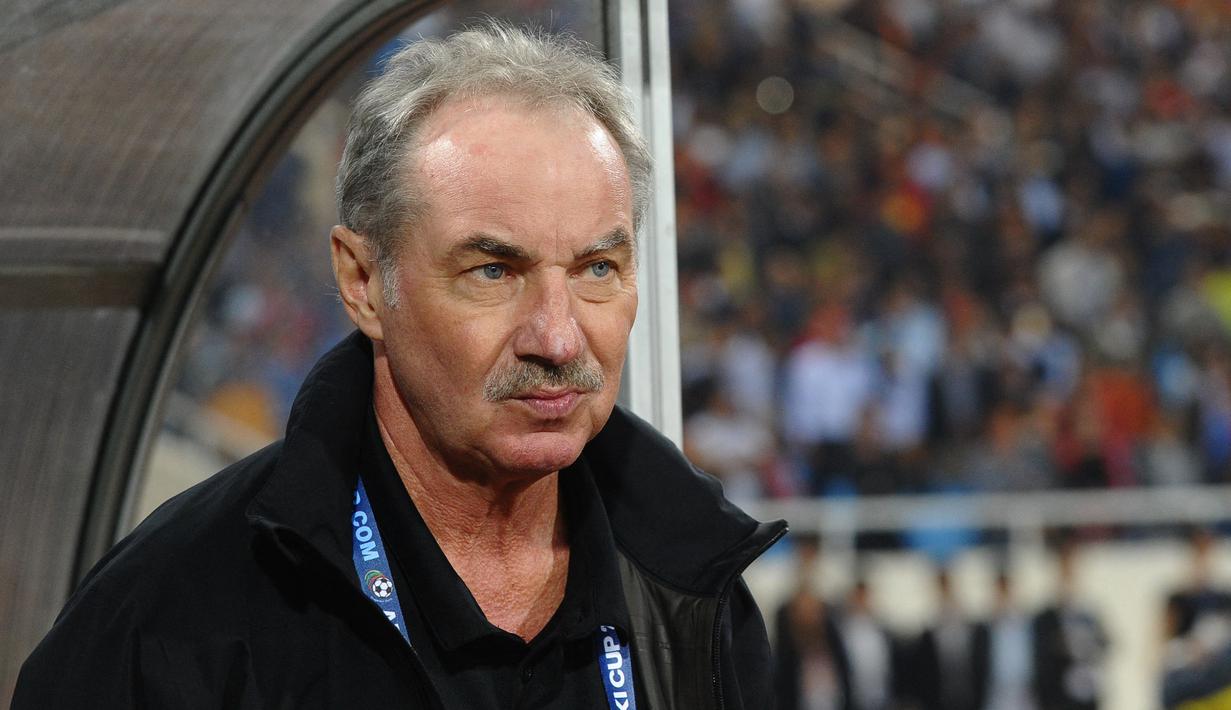 Alfred Riedl. Pelatih asal Austria yang telah berpulang pada 8 September 2020 lalu menjadi pelatih keempat yang mampu membawa Timnas Indonesia meraih posisi kedua di Piala AFF. Bahkan ia melakukannya dua kali, yaitu pada edisi 2010 dan 2016. (AFP/Hoang Dinh Nam)