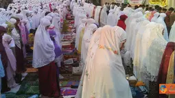 Ribuan umat Islam melakukan sholat Idul Fitri 1432 Hijriah di halaman Masjid Al-Husna, Tanjung Priok, Jakarta Utara, Selasa, (30/8).