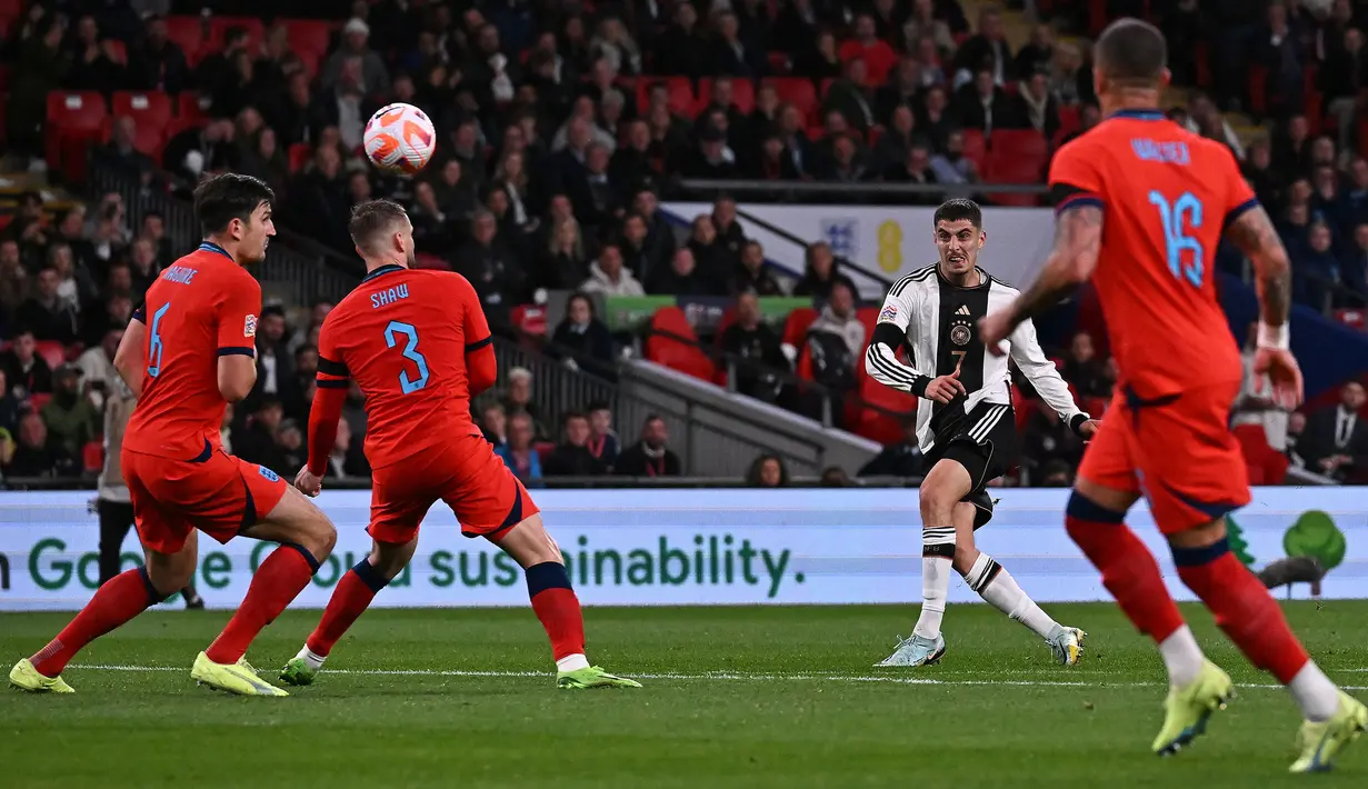 Maguire kembali melakukan kesalahan usai bola lepas dari kakinya dan dicuri oleh Werner yang kemudian memberikan diteruskan ke Kai Havertz. Pemain Chelsea itu pun langsung mengirim bola ke sudut atas dan membuat Jerman unggul 2-0. (AFP/Ben Stansall)