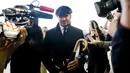 David Beckham dikerumuni media saat meninggalkan Istana Westminster untuk menghormati mendiang Ratu Elizabeth II selama Lying-in State, di London, Jumat (16/9/2022). Beckham mendapat gelar Order of the British Empire (OBE) oleh Ratu Elizabeth II pada 2003 atas jasanya terhadap sepak bola Inggris. (AP Photo/Markus Schreiber)