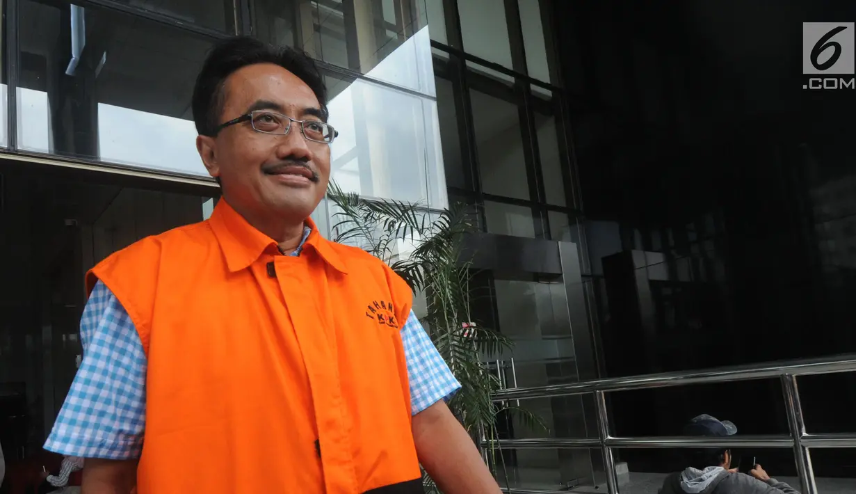 Mantan anggota DPRD Kota Malang Indra Tjahyono usai menjalani pemeriksaan lanjutan di Gedung KPK, Jakarta, Selasa (4/12). Indra Tjahyono diperiksa sebagai tersangka untuk melengkapi berkas dugaan menerima suap. (Merdeka.com/Dwi Narwoko)