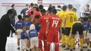 Putra putri dari anggota The Jakmania bersiap saat menjadi Player Escort Kids pada laga Piala AFC 2019 antara Persija Jakarta melawan Ceres Negros di SUGBK, Jakarta, Selasa (23/4). Kesempatan ini diberikan oleh Allianz. (Bola.com/Peksi Cahyo)