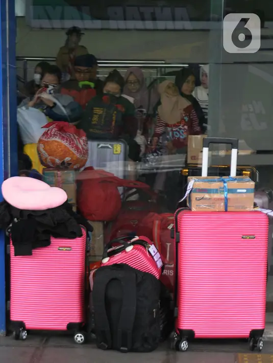 Untuk menjaga keamanan dan kenyamanan serta ketertiban, pengelola Terminal Pulogebang berkerjasama dengan TNI/Polri serta Satpol PP. (merdeka.com/Imam Buhori)
