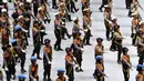 Aksi Polisi cilik saat meramaikan peringatan HUT Bhayangkara ke-72 di Istora, Senayan, Jakarta, Rabu (11/7). Presiden Jokowi bertindak selaku inspektur upacara. (Liputan6.com/Johan Tallo)