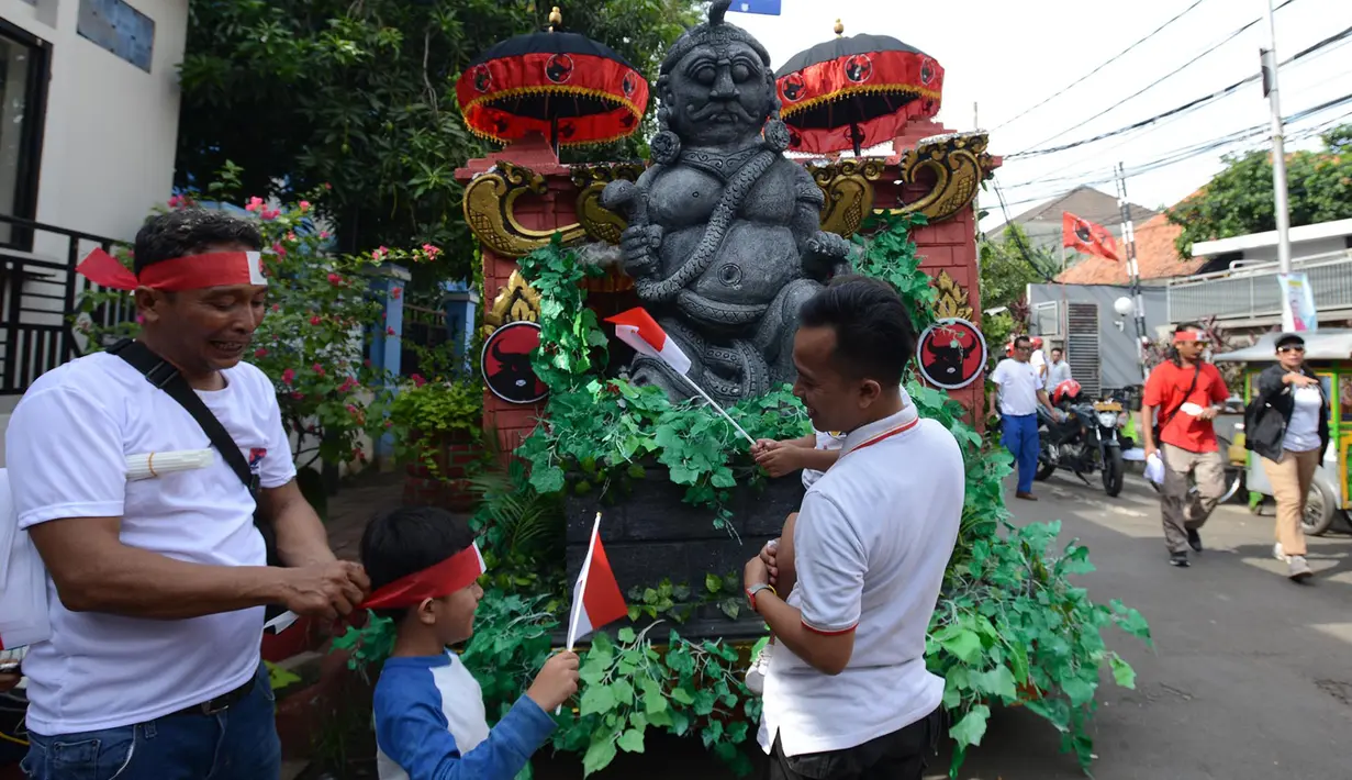 Pendukung capres -cawapres nomor urut 01 Jokowi-Ma'ruf Amin bersiap meramaikan karnaval kampanye akbar di Jakarta Sabtu (13/4). Kampanye akbar bertajuk Konvensi Akbar Rakyat itu akan bermula dengan karnaval dari Bundaran HI hingga memasuki Stadion GBK. (merdeka.com/Imam Buhori)