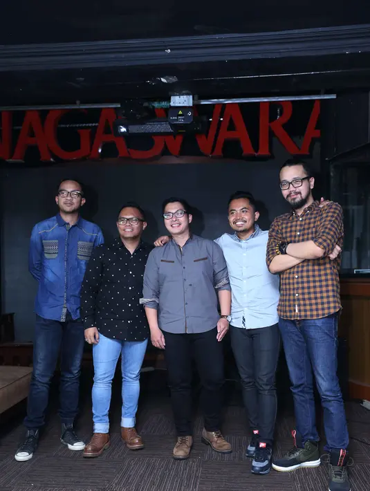 15 lagu telah disiapkan dan dibawakan secara live akustik. Dari albumnya yang akan diaransemen ulang. (Nurwahyunan/Bintang.com)