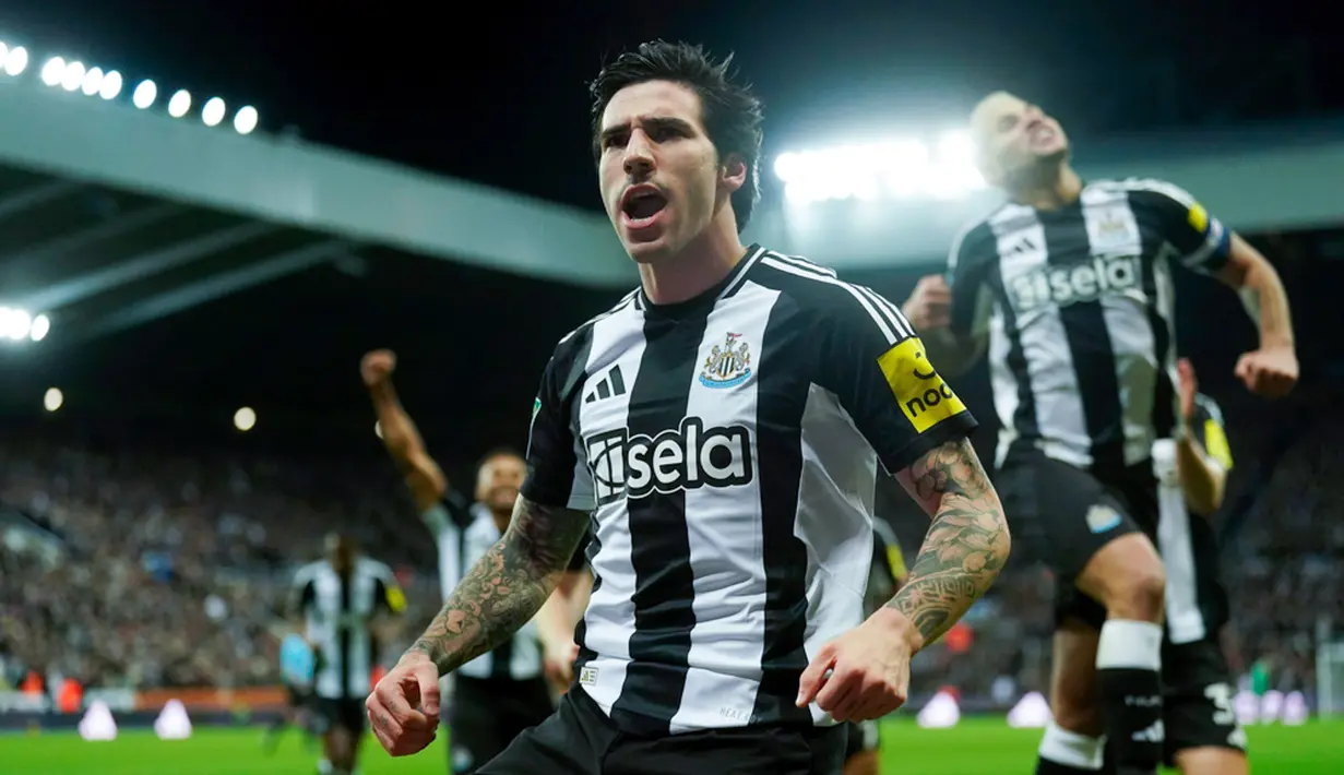 Newcastle United memastikan tempat di semifinal carabao Cup setelah mengalahkan Brentford di St James’ Park pada Kamis (19/12) dini hari WIB. (Owen Humphreys/PA via AP)