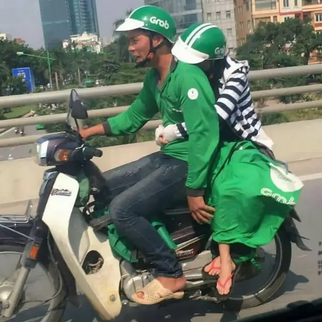 6 Potret Penumpang Ojek Online Peluk Driver karena Ketiduran Ini Bikin Tepuk Jidat