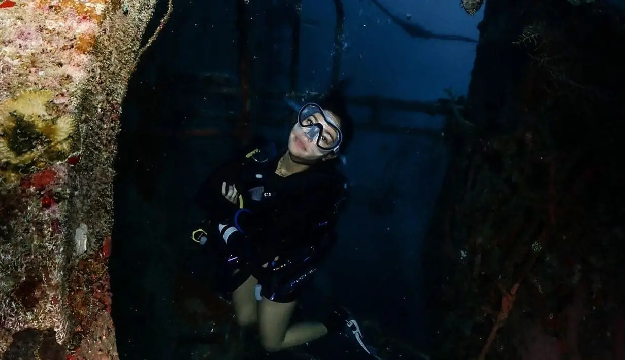 Bahkan ia juga memberikan tips untuk membawa senter ketika tengah menjelajah alam bawah laut yang gelap agar bisa menikmati keindahannya.