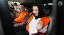 Bupati Kukar nonaktif, Rita Widyasari (kanan) usai menjalani pemeriksaan di gedung KPK Jakarta, Jumat (19/1). Rita diperiksa sebagai tersangka dugaan TPPU senilai Rp 436 miliar terkait izin perkebunan kelapa sawit. (Liputan6.com/Helmi Fithriansyah)