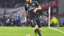 Aksi Karim Benzema pada leg 1, 16 besar Liga Champions yang berlangsung di stadion Amsterdam Arena, Amsterdam, Kamis (14/2). Real Madrid menang 2-1 atas Ajax. (AFP/Emmanuel Dunand)