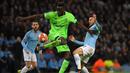 Aksi pemain Schalke, Salif Sane pada leg kedua, babak 16 besar Liga Champions yang berlangsung di Stadion Etihad, Manchester, Rabu (13/3). Man City menang 7-0 atas Schalke. (AFP/Oli Scarff)