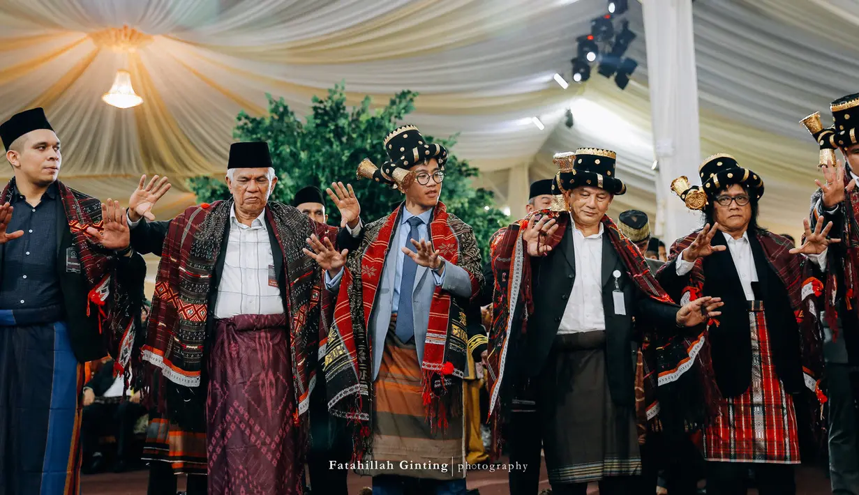 Setelah itu, malam harinya acaranya tor-tor dari Surut, Anak Boru sampai pihak raja-raja. Bahkan, dari pihak Kahiyang juga dipersilahkan bila ingin ikut menari tor-tor. (Foto: Fatahillah Ginting Fotography Medan)
