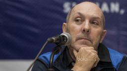 Pelatih Puerto Rico, Carlos Cantatero, menghadiri jumpa pers jelang lawan Indonesia di Hotel Alana, Sleman, Senin (11/6/2017). Pelatih 56 tahun ini merupakan mantan juru taktik Atletico Madrid. (Bola.com/Vitalis Yogi Trisna)