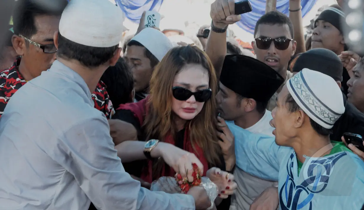 Artis sekaligus sahabat Olga Syahputra, Luna Maya menghadiri pemakaman Olga Syahputra, Jakarta, Sabtu (28/03/2015). (Liputan6.com/Andrian M Tunay)