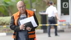 Pejabat Pembuat Komitmen Dinas PU Sidoarjo Judi Tetrahastoto tiba untuk menjalani pemeriksaan di Gedung KPK, Jakarta, Rabu (11/3/2020). Judi diperiksa sebagai tersangka  kasus dugaan penerimaan suap bersama Bupati Sidoarjo terkait proyek infrastruktur di Pemkab Sidoarjo. (merdeka.com/Dwi Narwoko)