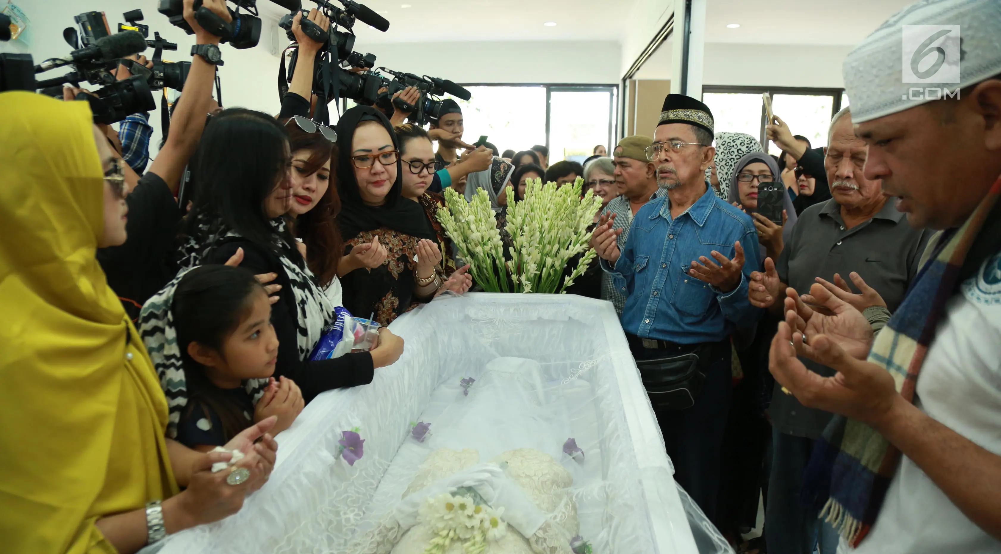 Pembacaan doa oleh keluarga dan kerabat jelang pemakaman Yana Zein di Rumah duka Fatmawati, Jakarta, Jumat (2/6). Yana Zein meninggal pada kamis (1/6/2017), karena kanker payudara stadium VI yang dideritanya. (Liputan6.com/Herman Zakharia)