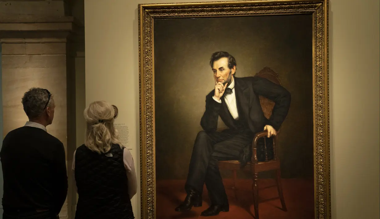 Pengunjung mengamati lukisan mantan presiden Amerika Serikat Abraham Lincoln dalam pameran bertajuk "Presiden-Presiden Amerika" (America's Presidents) di Galeri Potret Nasional di Washington DC, Amerika Serikat (17/2/2020). (Xinhua/Liu Jie)