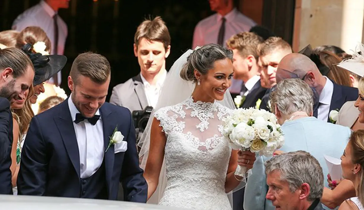 Tom Cleverley (kiri) dan istrinya Georgina Dorsett. (Pinterest)
