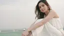 Gaya pelantun lagu Mengapa Kita #TerlanjurMencinta ini juga terlihat sederhana namun menawan dengan busana bernuansa putih. Tak sedikit netizen yang memuji penampilan sederhana Lyodra satu ini. (Liputan6.com/IG/@lyodraofficial)