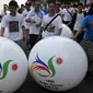 Peserta parade membawa balon bergambar Logo Asean Games 2018 Jakarta-Palembang saat peluncuran logo Asian Games 2018, Jakarta, Minggu (27/12/2015). Indonesia akan menjadi tuan rumah perhelatan Asian Games 2018 mendatang. (Liputan6.com/Johan Tallo)