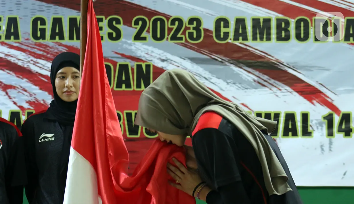 Kapten Timnas Voli Putri Indonesia, Wilda Siti Nurfadilah Sugandi saat prosesi mencium bendera Merah Putih pada seremoni pelepasan kontingen menuju ajang SEA Games 2023 Kamboja di Padepokan Voli Jenderal Polisi Kunarto, Sentul, Jawa Barat, Sabtu (29/4/2023). (Liputan6.com/Helmi Fithriansyah)
