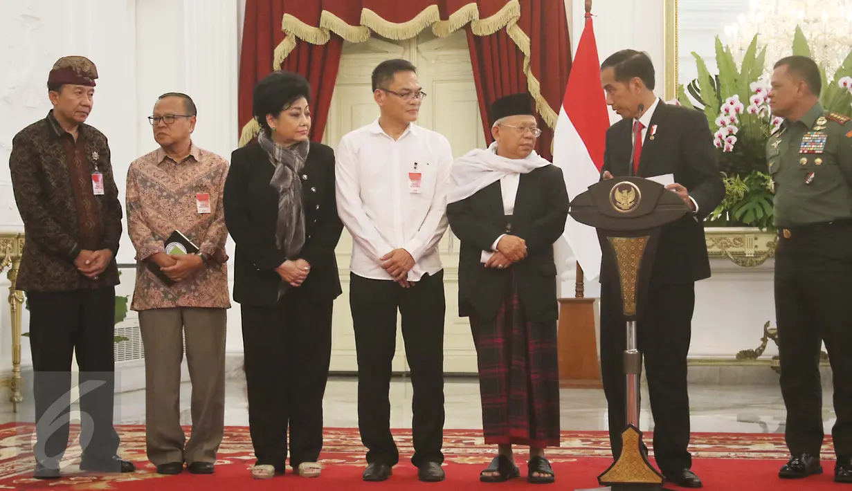Presiden Joko Widodo (Jokowi) bertemu dengan delapan tokoh dari organisasi lintas agama di Istana Merdeka, Jakarta, Selasa (16/5). Jokowi juga menegaskan bahwa dasar negara Republik Indonesia adalah Pancasila.  (Liputan6.com/Angga Yuniar)