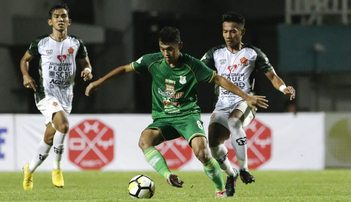 Gelandang PSMS Medan, Abdul Aziz, berusaha mengontrol bola saat melawan PS Tira pada laga Liga 1 di Stadion Pakansari, Jawa Barat, Rabu (5/12). PSMS kalah 2-4 dari PS Tira. (Bola.com/Yoppy Renato)