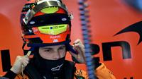 Pembalap McLaren asal Australia, Oscar Piastri, bersiap untuk sesi latihan ketiga menjelang Grand Prix Formula Satu Hungaria di sirkuit Hungaroring di Mogyorod dekat Budapest, Hungaria, pada 2 Agustus 2025. (Attila KISBENEDEK/AFP)