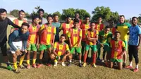 Pelatih Lalenok FC, Simon Elissetche (dua dari kanan) menyebut Liga Amadora di Timor Leste tak kalah kompetitif dibanding Liga 1 di Indonesia. (Dok Pribadi)