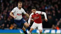 Gelandang Arsenal, Lucas Torreira ditempel oleh pemain Tottenham, Eric Dier dalam laga lanjutan Liga Inggris pekan ke-14 yang berlangsung di stadion Emirates, London, Minggu (2/12). Arsenal menang atas Tottenham Hotspur 2–1. (AFP/Ian Kington)