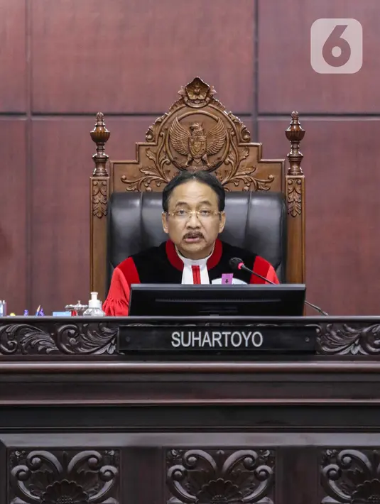 Majelis Hakim MK menolak permohonan uji formil batas usia capres dan cawapres yang diajukan pakar hukum tata negara Denny Indrayana dan pengajar UGM Zainal Arifin Mochtar. (Liputan6.com/Angga Yuniar)